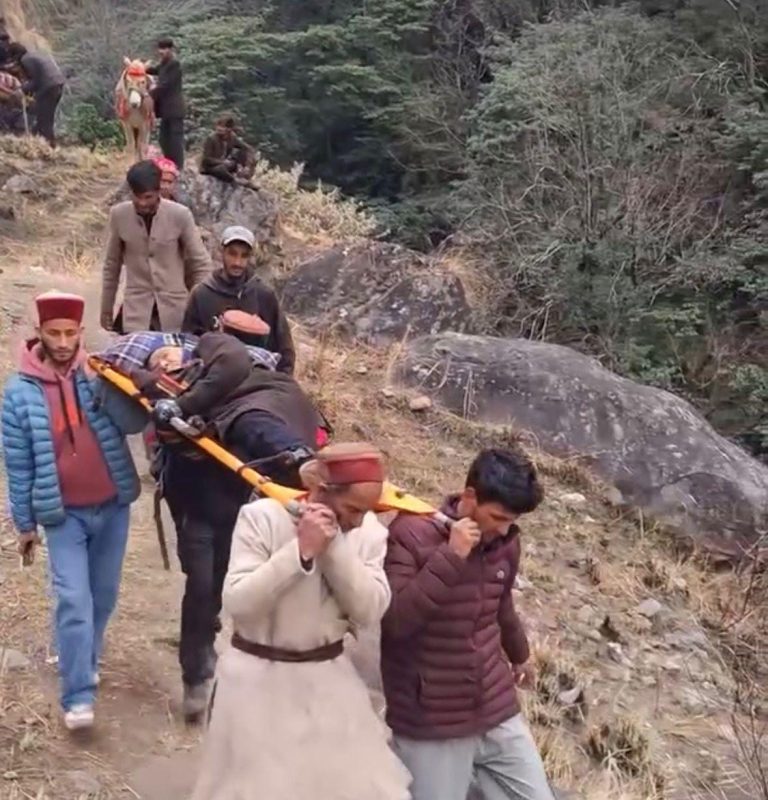 सड़क सुविधा से महरूम हैं सटूड़ी गांव, नहीं पहुंचे विकास के पांव