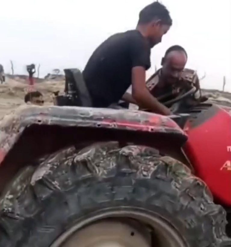 खनन माफियाओं का आतंक, वन दारोगा को ट्रैक्टर से कुचलने की कोशिश