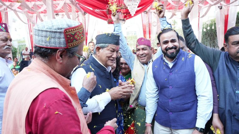 धर्मपुर में खिला ‘फूलों का रंग’, वैभव वालिया के आयोजन में हरदा की मौजूदगी से सजी सियासी होली