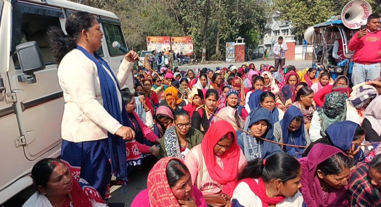 रुद्रपुर : आंगनबाड़ी वर्करों ने घेरा कलेक्ट्रेट गेट , जाने क्या है मामला