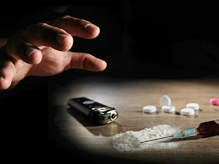 रुद्रपुर में नशा तस्करी पर बड़ी कार्रवाई: स्मैक बरामद, महिला गिरफ्तार, पुलिस टीम पर हमला