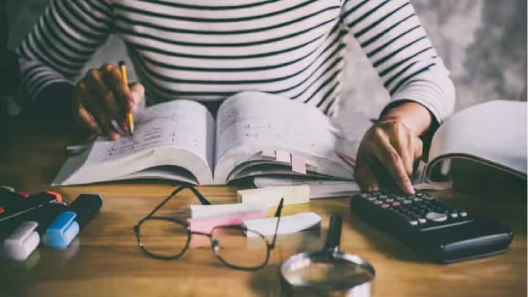 आंगनबाड़ी कार्यकर्ता के बेटे का कमाल, लगातार तीसरी बार नेट पास