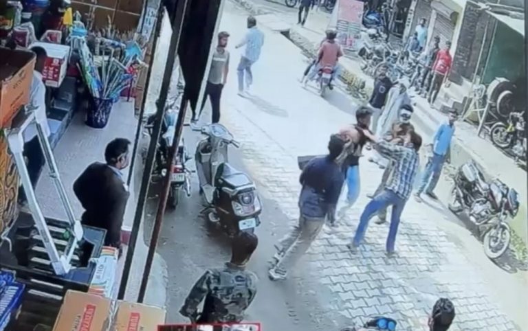 मंदिर के बाहर नमाज पर बवाल: रुद्रपुर में मारपीट के आरोप, वीडियो वायरल