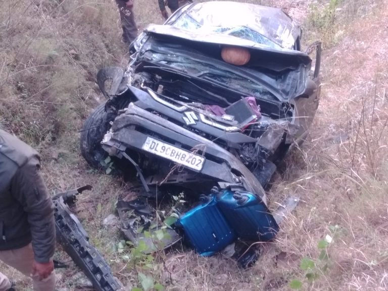 एक झटके में उजड़ा परिवार, खाई में कार गिरने से मासूम समेत 3 की मौत
