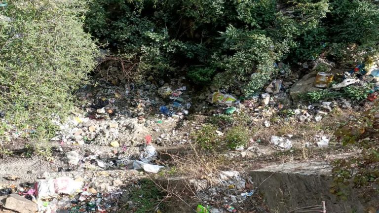 केदारनाथ यात्रा से पहले गहराया कूड़ा संकट, व्यापारियों का फूटा आक्रोश