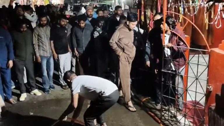 मंदिर के बाहर मिला मुर्गे का सिर, CCTV ने खोली पूरी सच्चाई