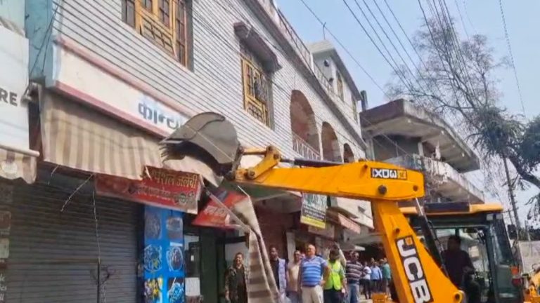 नोटिस के बाद भी नहीं हटाया अतिक्रमण, हल्द्वानी में दो इमारतों पर चला बुलडोजर