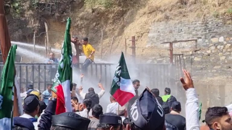 विधानसभा के बाहर सियासी संग्राम! गैरसैंण में यूकेडी का हंगामा, सैकड़ों कार्यकर्ता गिरफ्तार