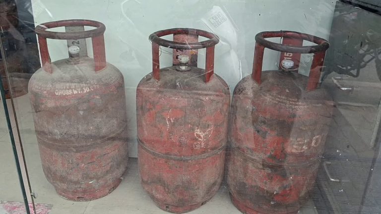 उत्तराखंड में LPG को लेकर अफवाहों पर सख्ती, कालाबाजारी या अवैध रिफिलिंग करने वालों पर दर्ज होगा मुकदमा