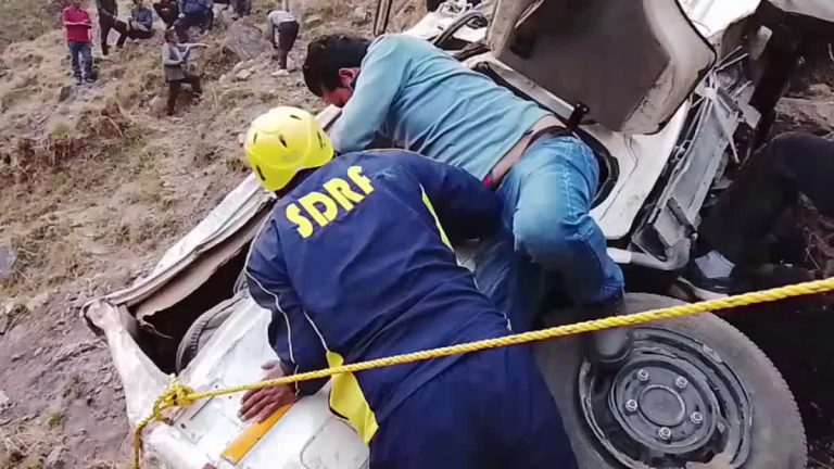 पहाड़ में फिर मौत का मंजर: बोलेरो खाई में समाई, 2 महिलाओं की गई जान, 5 घायल