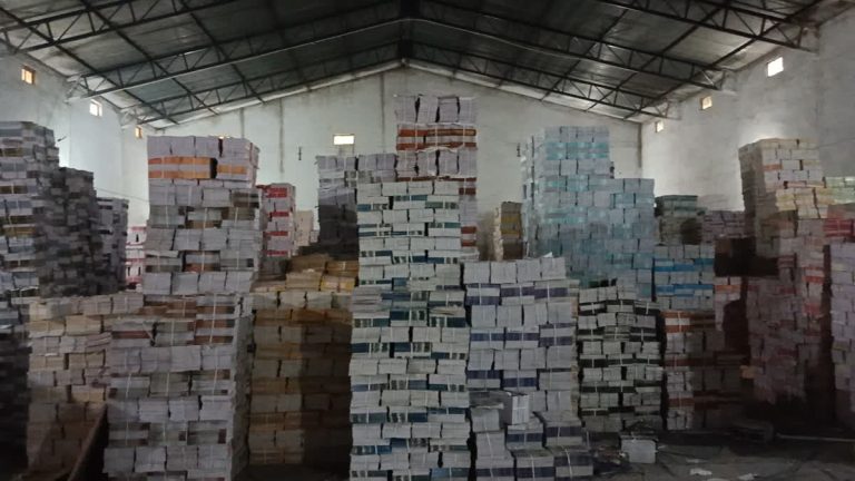 रुद्रपुर में करोड़ों की NCERT किताबों का भंडाफोड़, गोदाम से भरा ट्रक भी जब्त