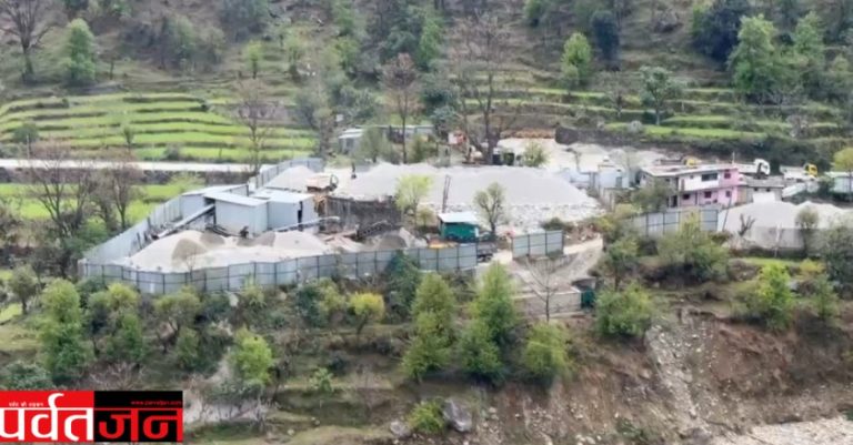 Uttarakhand News : नियमों की उड़ रही धज्जियां। अभ्युदय स्टोन क्रेशर पर उठे सवाल—धूल से ग्रामीण परेशान