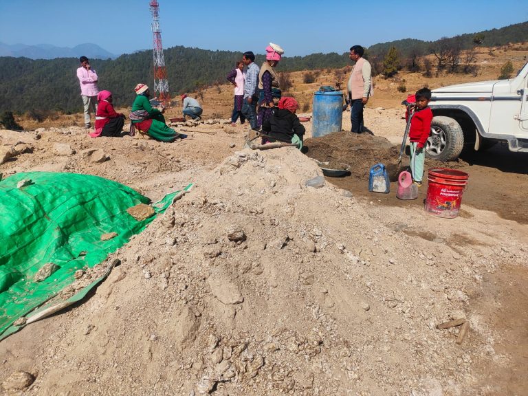 पुरोला में कुमोला–नौरी मोटर मार्ग के निर्माण में अनियमितताओं के आरोप, ग्रामीणों में रोष