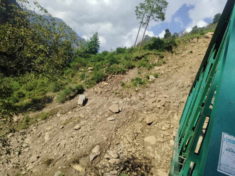 बरनाली के आशाई तोक में भूस्खलन से ग्रामीण परेशान, वर्षों से नहीं हुई स्थायी कार्रवाई