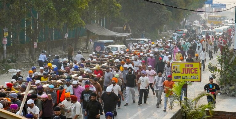 देहरादून में उमड़ी आस्था की लहर, संगतों ने कंधों पर उठाया 94 फीट ऊंचा श्री झंडे जी