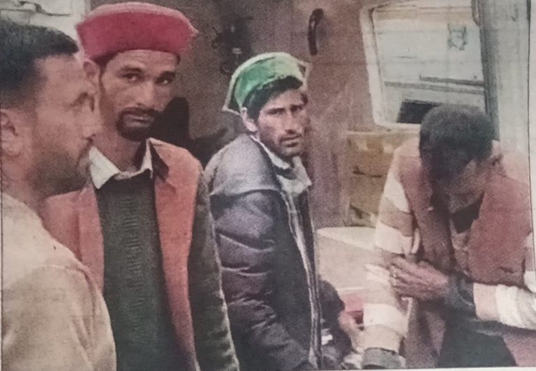 जंगल में घायल बुजुर्ग, एंबुलेंस नदारद! दो घंटे बाद निजी वाहन से पहुंचा अस्पताल