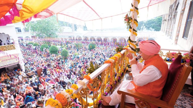 देहरादून में आस्था का सैलाब, भक्ति में डूबी गुरु की प्यारी संगत