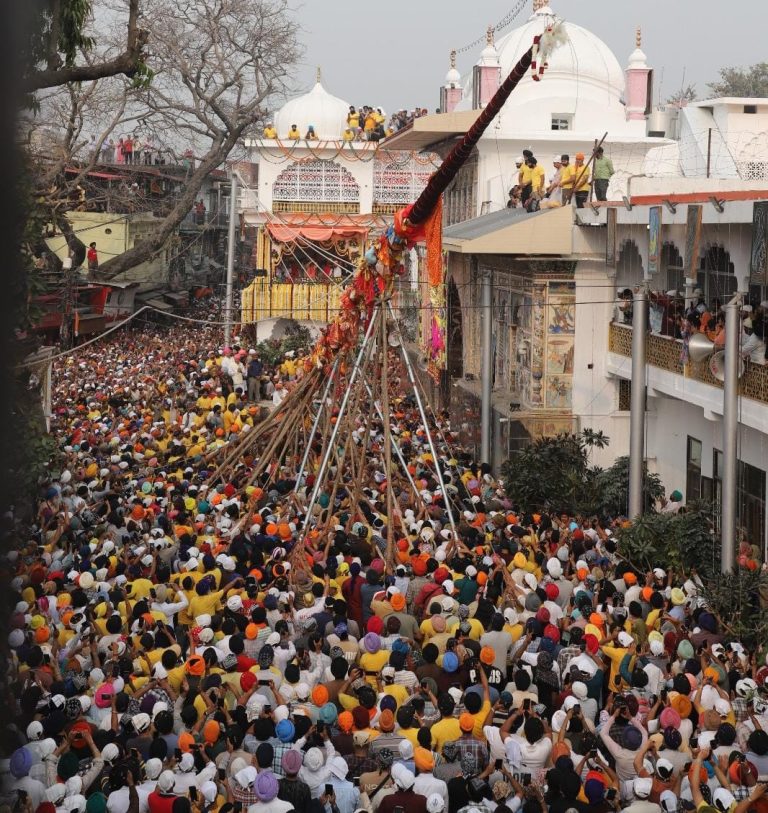 देहरादून में आस्था का महासागर: 94 फीट ऊंचे श्री झण्डे जी का भव्य आरोहण, लाखों श्रद्धालुओं ने झुकाए शीश