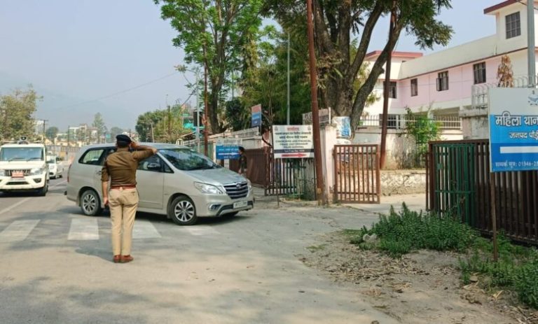 उड़ान के दौरान हेलीकॉप्टर में आई गड़बड़ी, श्रीनगर GVK हेलीपैड पर उतरे राज्यपाल