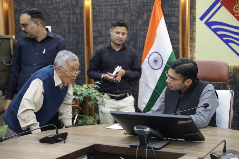 डीएम का बड़ा एक्शन! फीस न होने पर रोकी गई छात्रा की परीक्षा, तुरंत दिलाई राहत