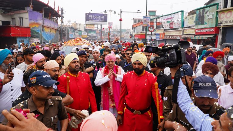 देहरादून में श्रद्धा का सैलाब: श्री झंडे जी मेले की भव्य नगर परिक्रमा में उमड़ी हजारों की संगत