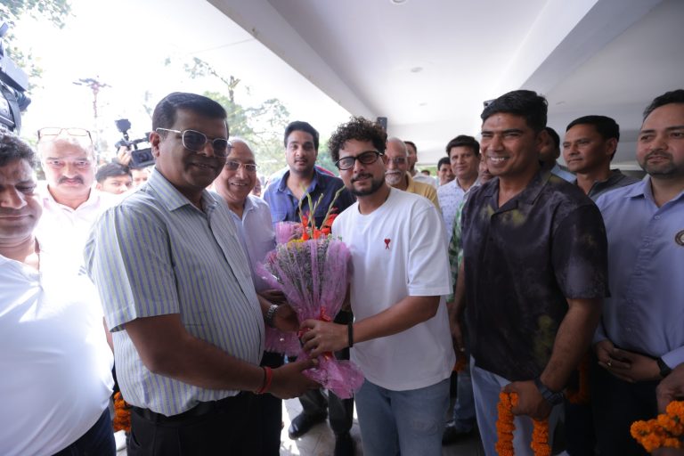 माहिम वर्मा को शादी का न्योता देने पहुंचे स्टार क्रिकेटर कुलदीप यादव