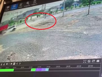 बारात में हंगामा: नशे में स्टंट कर रही कार ने बच्चे को मारी टक्कर, ग्रामीणों का फूटा गुस्सा