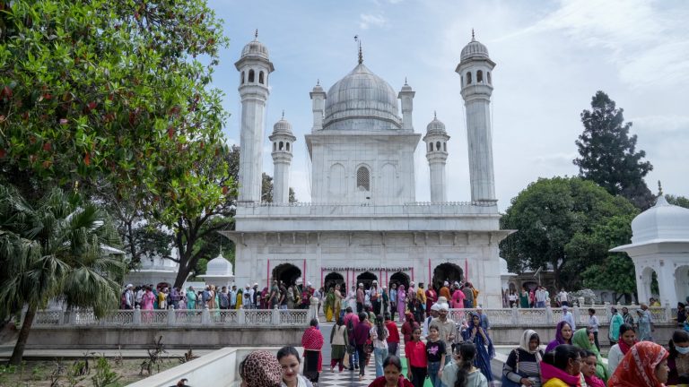 श्री झण्डे जी पर दर्शन मनौतियों के लिए अब लगा दूनवासियों का तांता
