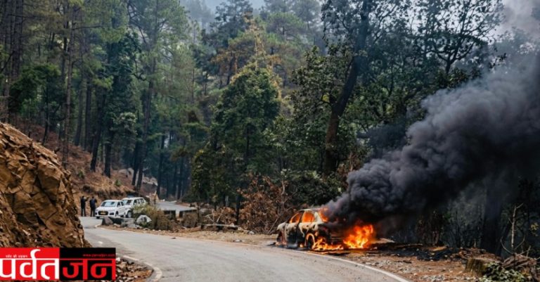 Uttarakhand News: कैंची धाम मार्ग पर खड़ी कार बनी आग का गोला। बाल-बाल बचे श्रद्धालु