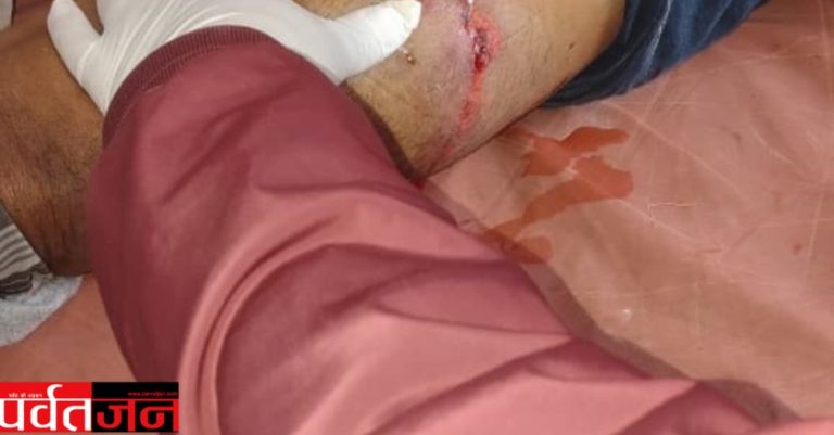 Uttarakhand accident news: पत्थर गिरने से युवक गंभीर घायल। दून अस्पताल रेफर