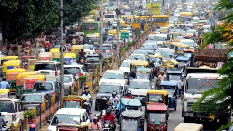 सड़क किनारे गाड़ी खड़ी करना पड़ेगा भारी, ट्रैफिक सिस्टम में बड़ा बदलाव