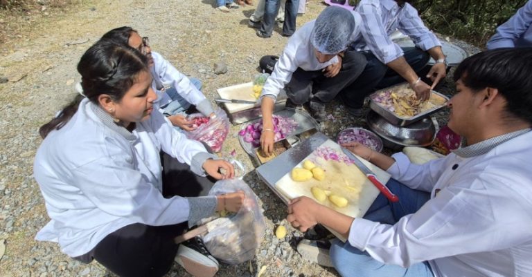 Uttarakhand News: ITM होटल मैनेजमेंट छात्रों ने ग्राम भ्रमण में पाक-कला के साथ सामाजिक सेवा का दिया संदेश