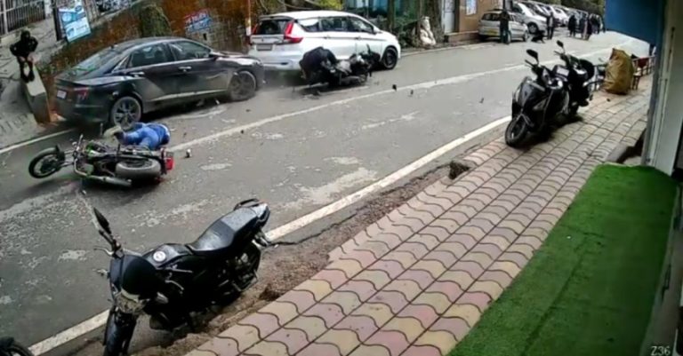 Accident News: भाजपा मंडल अध्यक्ष को तेज रफ्तार बाइक ने मारी टक्कर। देखें वीडियो