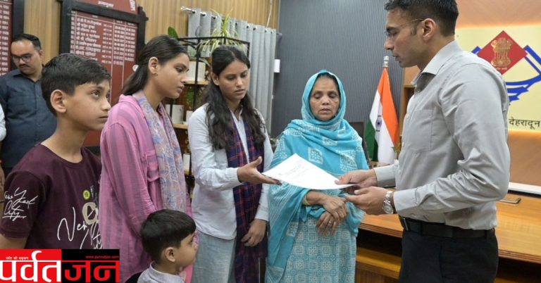 बड़ी खबर: डीएम ने माफ कराया असहाय विधवा का बैंक ऋण। बच्चों की शिक्षा का भी संभाला जिम्मा