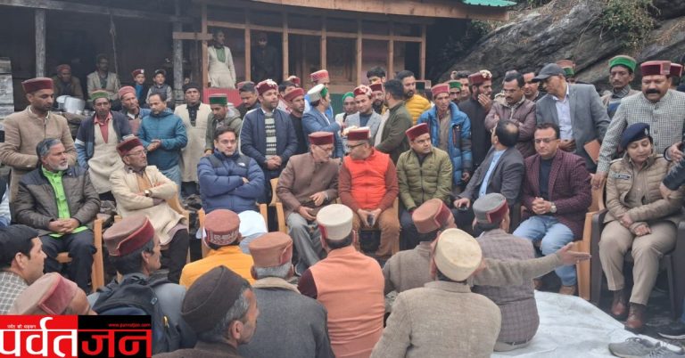 फ़िताड़ी अग्निकांड: कैबिनेट मंत्री सौरभ बहुगुणा ने पीड़ितों का जाना हाल, हर संभव मदद का दिया भरोसा