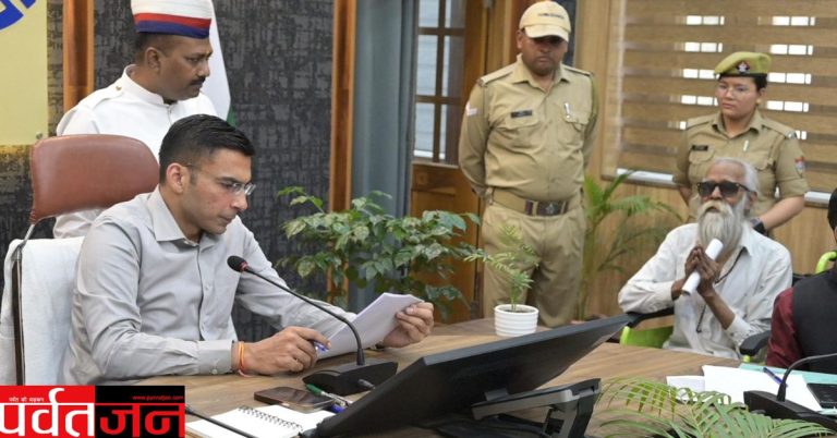 बड़ी खबर: दून डीएम का जनता दर्शन बना राहत का मंच। सैकड़ों  शिकायतों पर तुरंत एक्शन 