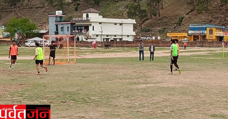 Uttarakhand News:कमल नदी तट पर फुटबॉल प्रतियोगिता का रोमांच। दूसरे दिन कई मुकाबले संपन्न
