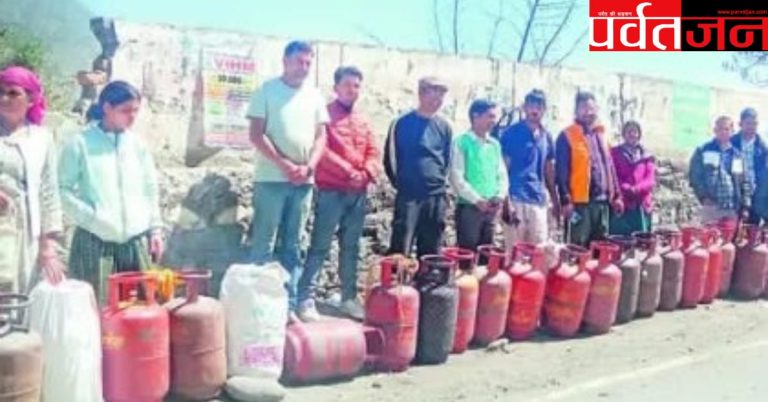 Gas Crisis: रातभर लाइन में लगे लोग। नहीं मिला सिलेंडर