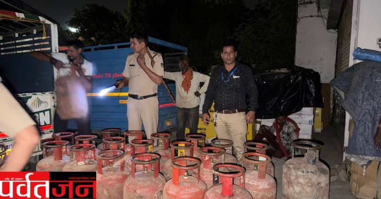 Lpg Gas News: अवैध गैस कारोबार पर डीएम सख्त। सिलेंडरों से लदा वाहन दबोचा 