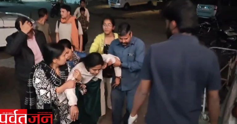 Nainital Road Accident: यहां दो टेंपो ट्रैवलर पलटे। कई पर्यटक घायल
