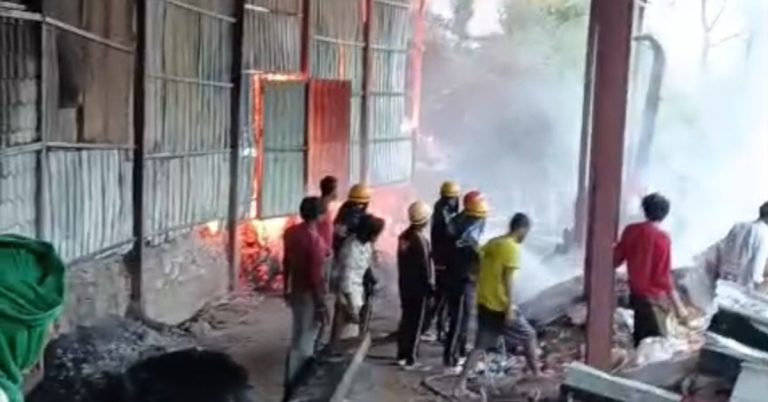 वीडियो: चकोन के पिरुल प्लांट में तड़के लगी आग, मशीन और लाखों का सामान जलकर राख