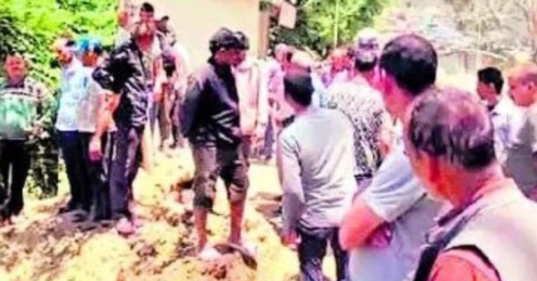 बड़ी खबर: नहर में डंप किया सड़क कटिंग मलबा। भड़के किसान, 24 घंटे का अल्टीमेटम