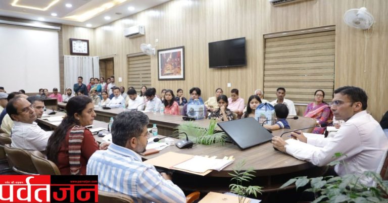 बड़ी खबर: डीएम ने की बाल कल्याण योजनाओं की समीक्षा। दिवंगत संविदा कर्मी की पुत्री को 25 हजार की सहायता