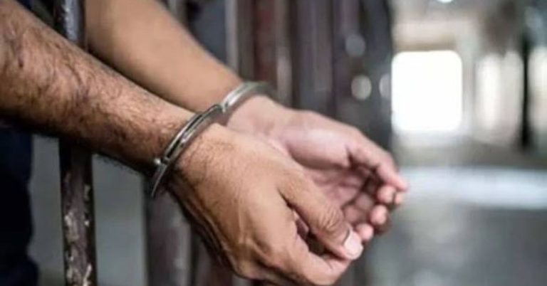 क्राइम: ऑनलाइन सट्टेबाजी करते आरोपी गिरफ्तार। लाखों के सामान और कैश बरामद