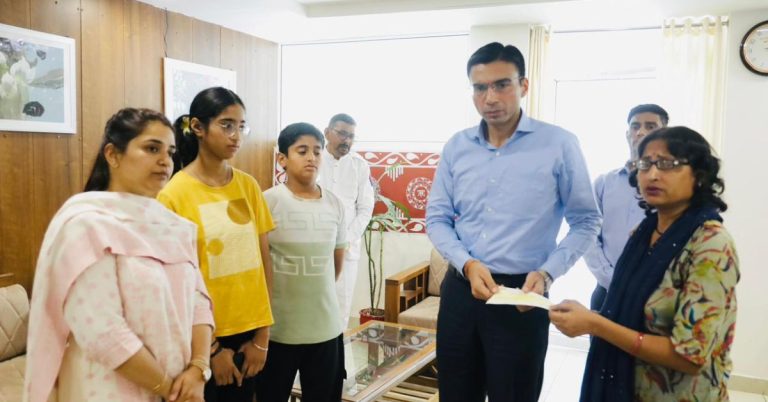 कैंसर से जूझ रही विधवा सुनीता के लिए फरिश्ता बना जिला प्रशासन। बच्चों की पढ़ाई से इलाज तक मिला सहारा