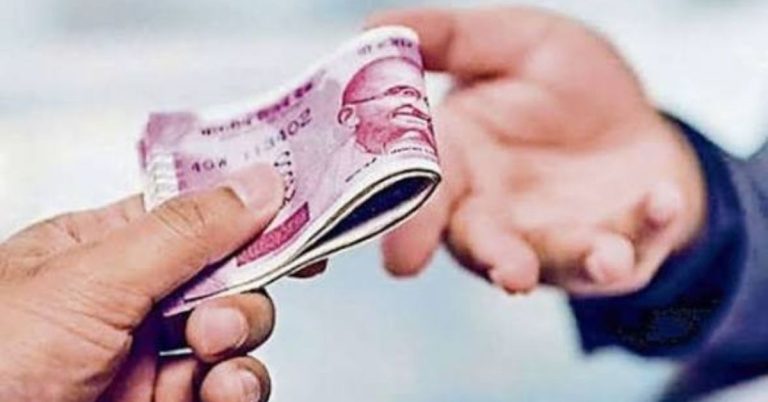 एक्शन: दून में 3000 रिश्वत लेते रंगे हाथ पकड़ा गया नगर निगम कर्मी 