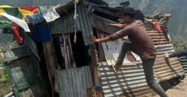 एक्शन: एमडीडीए उपाध्यक्ष बंशीधर तिवारी के आदेशों पर अवैध निर्माणों पर चला बुलडोजर। कई भवन सील, प्लाटिंग ध्वस्त