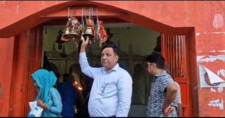 हल्द्वानी पहुंचे सूचना महानिदेशक बंशीधर तिवारी,कालू सिद्ध मंदिर में किए दर्शन। मंदिर शिफ्टिंग और सड़क चौड़ीकरण कार्य का किया निरीक्षण