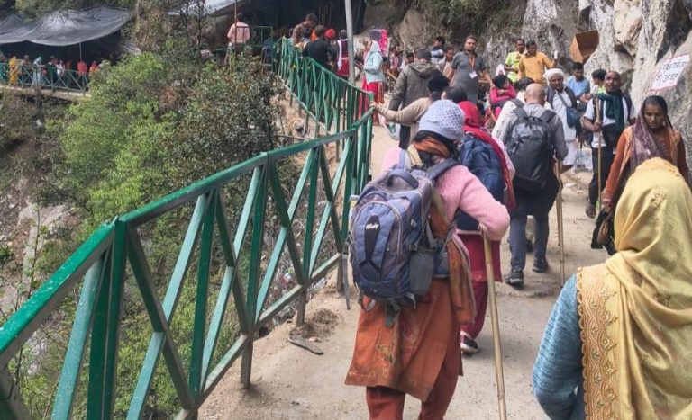 चारधाम यात्रा:यमुनोत्री और गंगोत्री धाम में आस्था का उमड़ा सैलाब। एक माह में पांच लाख के पार पहुंचे श्रद्धालु