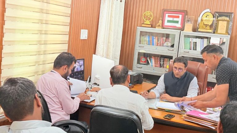 बड़ी खबर: वन भूमि लंबित मामलों पर DM सख्त, जल संस्थान-जल निगम को नोटिस